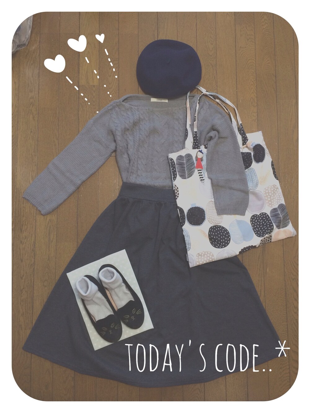 ホワイト系のエコバッグ/サブバッグ、ブラック系のパンプス、グレー系のニット/セーターを着用したレディースの秋コーディネートの1枚目の写真