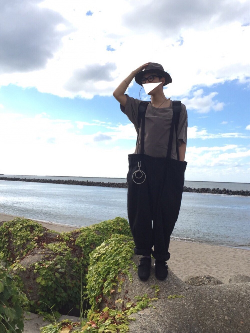 ブラック系のその他パンツ、ブラック系のスニーカー、ブラウン系のTシャツ/カットソーを着用したメンズの夏コーディネートの1枚目の写真