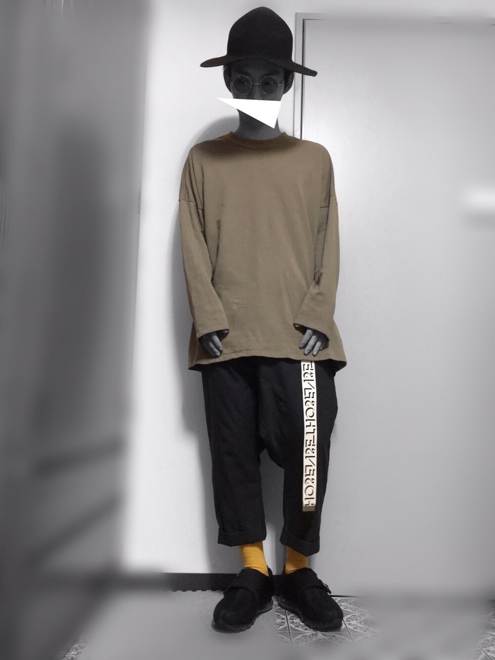 「サルエルパンツ、ビッグシルエット、ビッグT、マウンテンハット、ラビットファー、丸サングラス、アースカラー、黄色、モードストリート、ダブルモンク」｜「my beautiful landletのアイテム（Tシャツ/カットソー、ベージュ系）」を使った、torafaさん（メンズ・167cm）の秋コーディネートの1枚目の写真