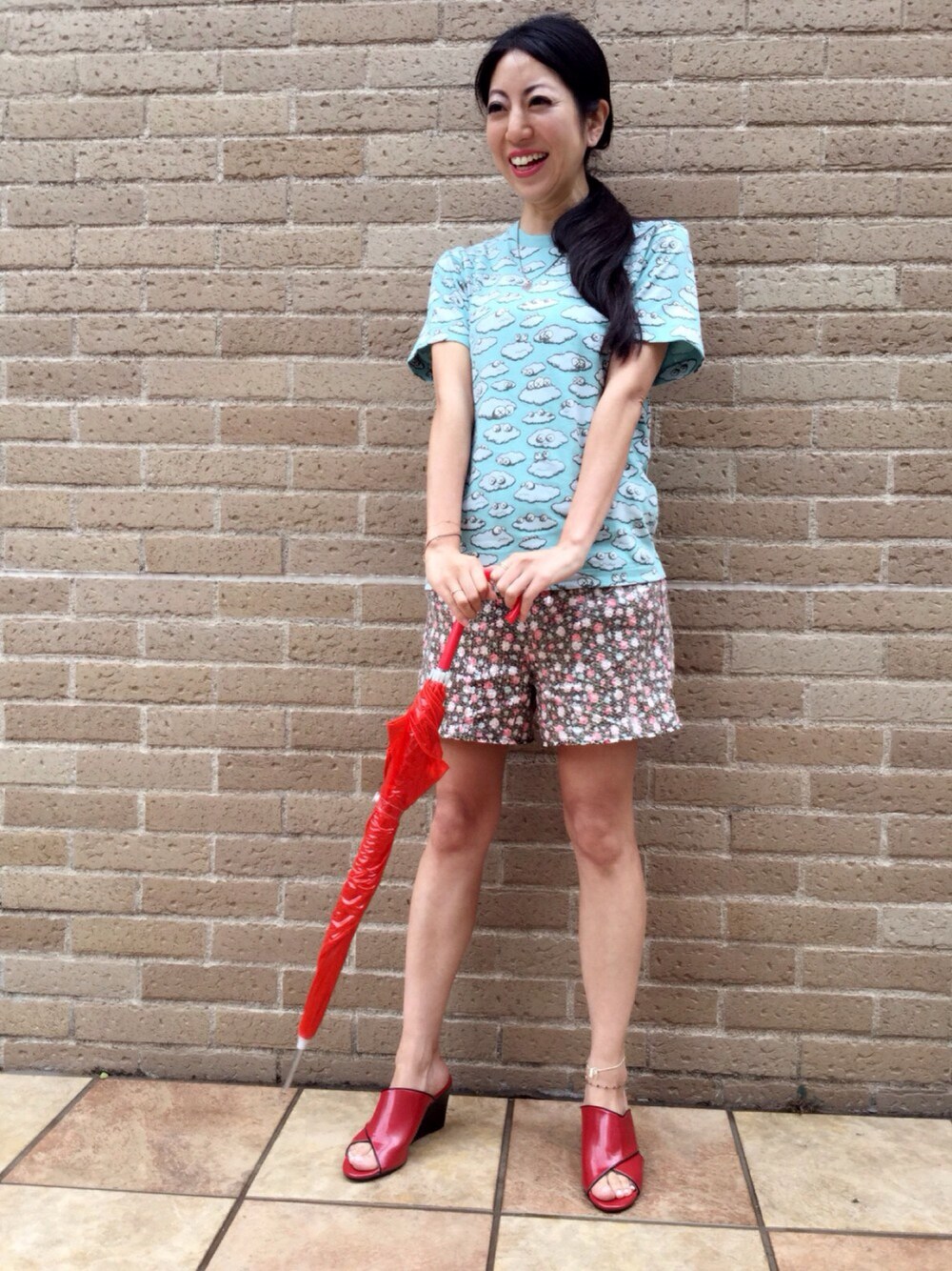 グリーン系のTシャツ/カットソー、レッド系のサンダル、シルバー系のネックレスを着用したレディースの春コーディネートの1枚目の写真