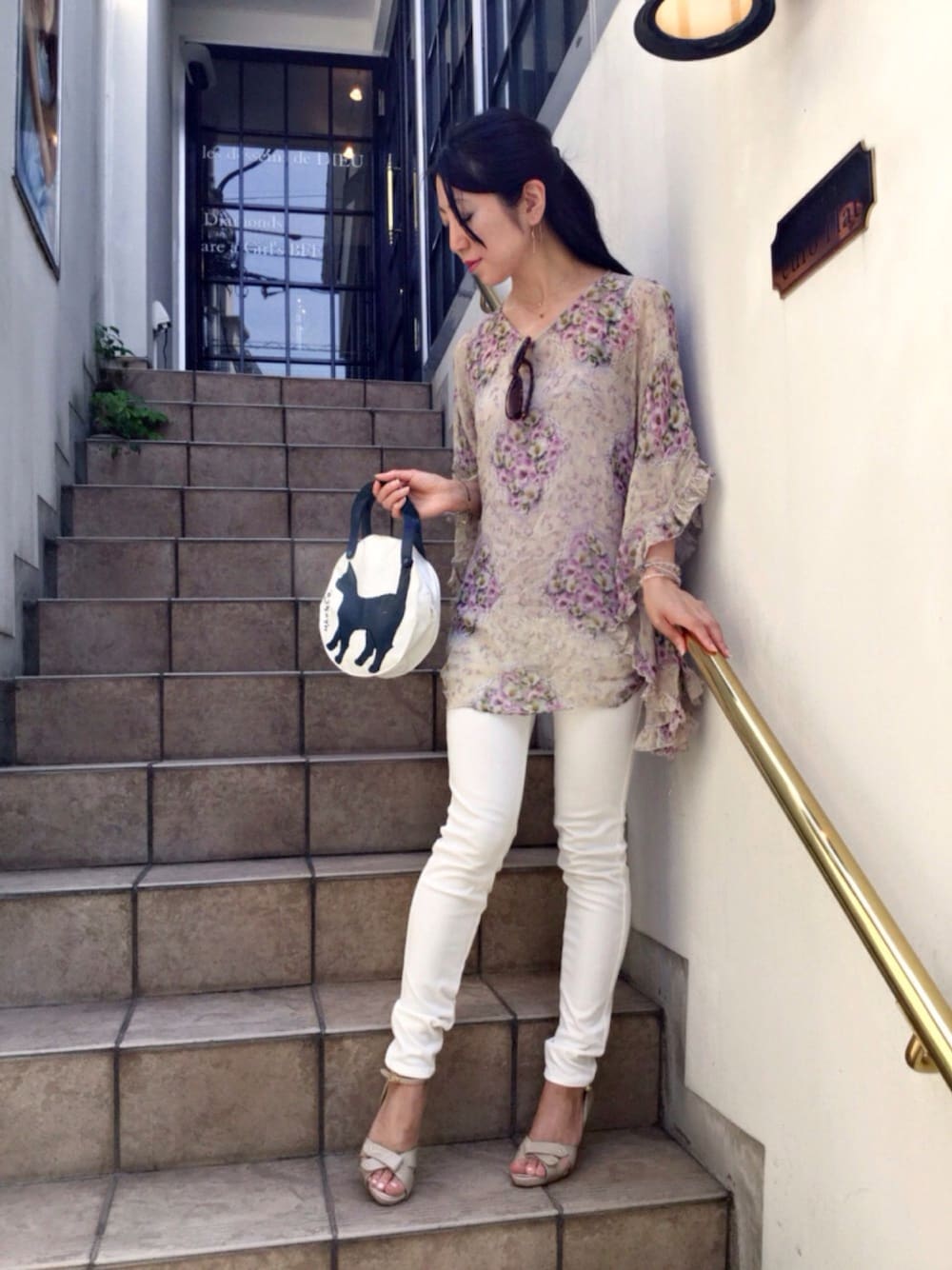 ホワイト系のハンドバッグ、ホワイト系のハンドバッグ、ホワイト系のその他パンツを着用したレディースの春コーディネートの1枚目の写真