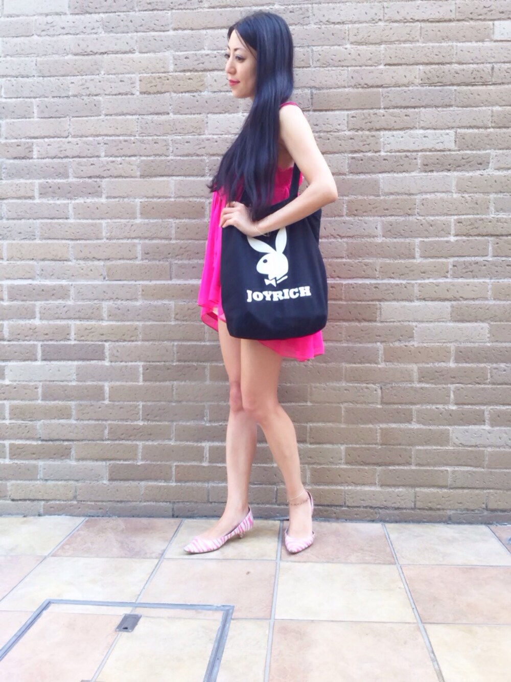 ブラック系のエコバッグ/サブバッグ、その他のパンプス、ピンク系のトップスを着用したレディースの夏コーディネートの1枚目の写真