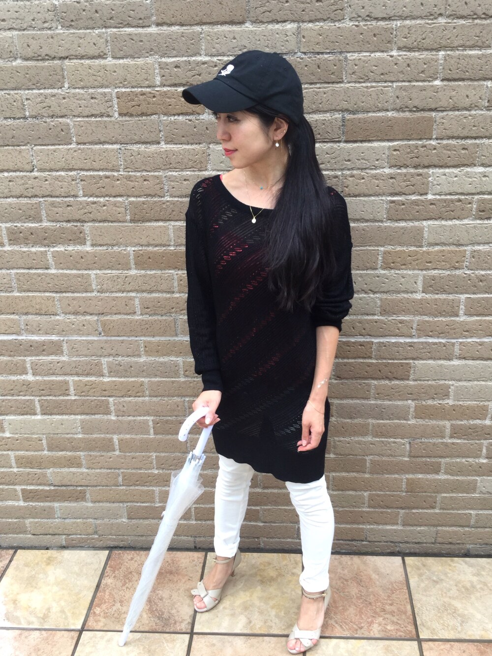 ブラック系のワンピース/ドレス、ホワイト系のその他パンツ、ベージュ系のサンダルを着用したレディースの夏コーディネートの1枚目の写真