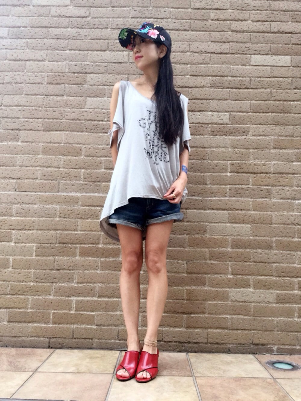 グレー系のTシャツ/カットソー、ブルー系のデニムパンツ、レッド系のサンダルを着用したレディースの夏コーディネートの1枚目の写真