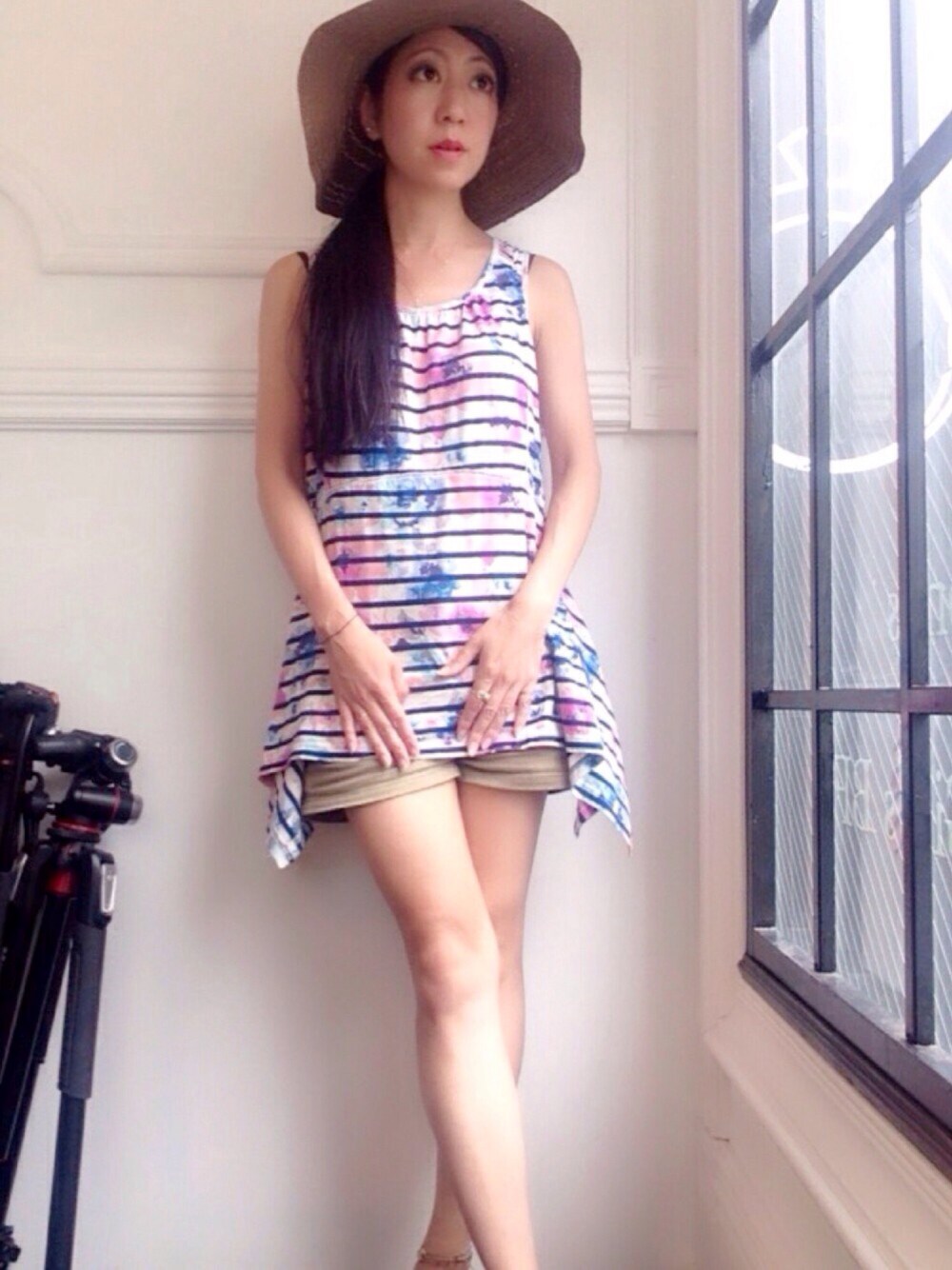 グリーン系のサンダル、ベージュ系のハット、その他のその他を着用したレディースの夏コーディネートの1枚目の写真