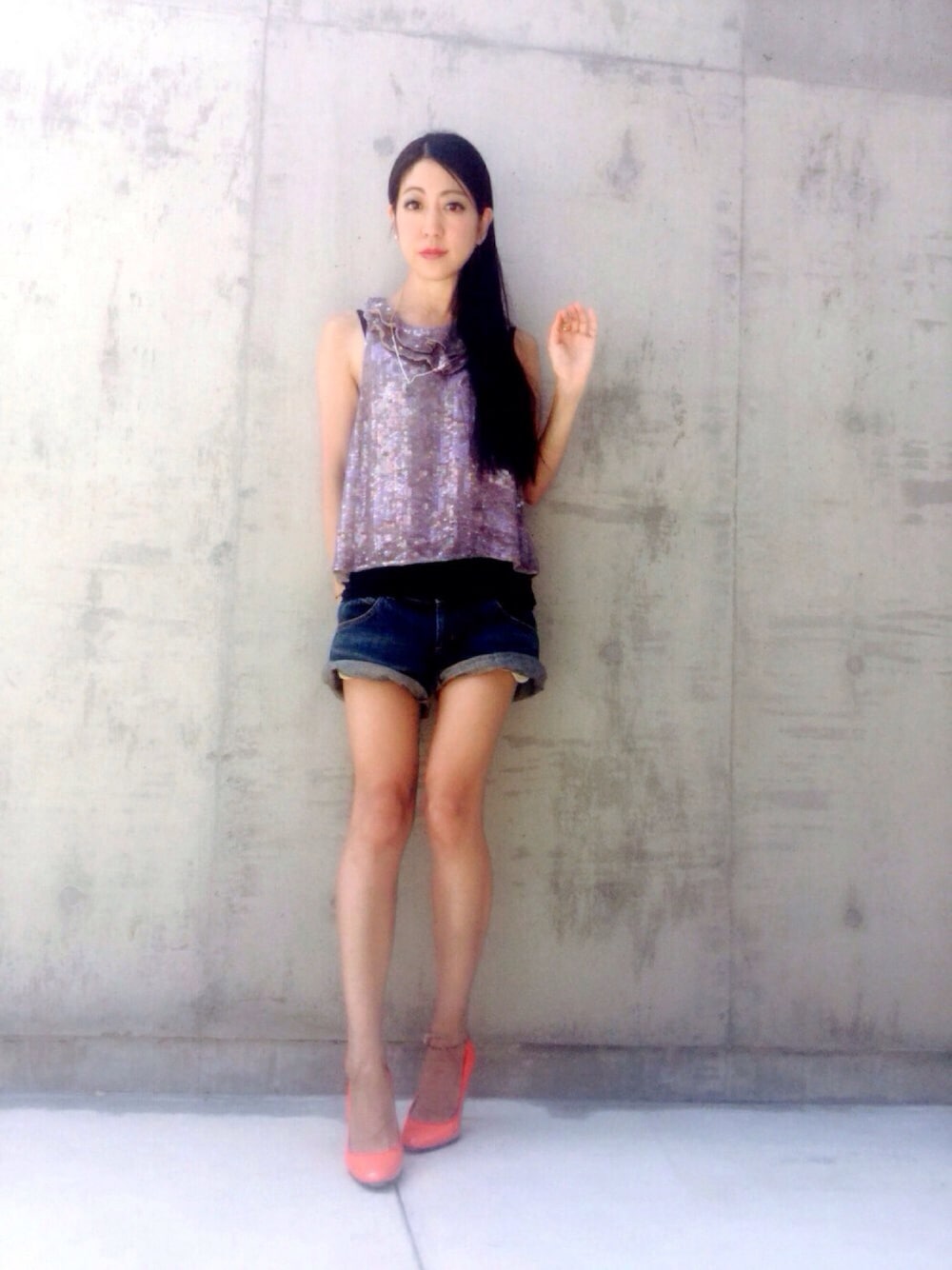 オレンジ系のパンプス、シルバー系のタンクトップ、ブルー系のデニムパンツを着用したレディースの夏コーディネートの1枚目の写真