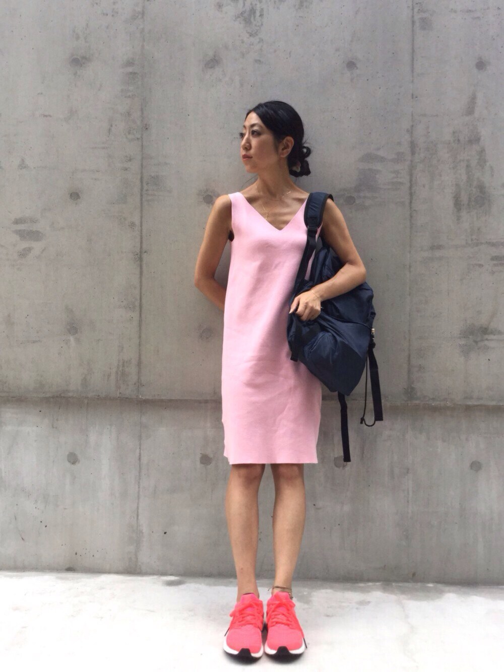 ブルー系のバックパック/リュック、ピンク系のスニーカー、ピンク系のワンピース/ドレスを着用したレディースの秋コーディネートの1枚目の写真
