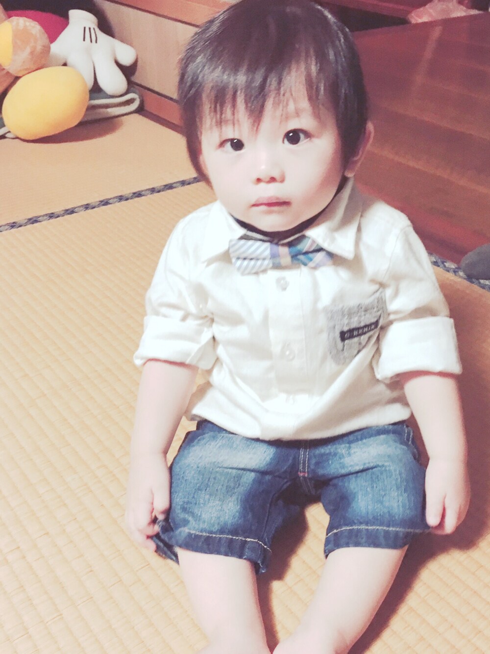 「1歳、誕生日、おとこのこ、男の子、秋のコーデ、ﾁｮｳﾈｸﾀｲ、シンプルコーデ」｜「no brandのアイテム（シャツ/ブラウス、ホワイト系）」を使った、Haruuuuさん（キッズ・70cm）の秋コーディネートの1枚目の写真