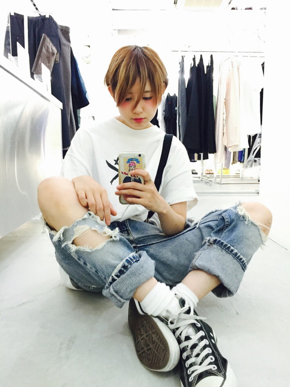 ホワイト系のTシャツ/カットソー、ブルー系のデニムパンツ、ブラック系のスニーカーを着用したレディースの夏コーディネートの1枚目の写真