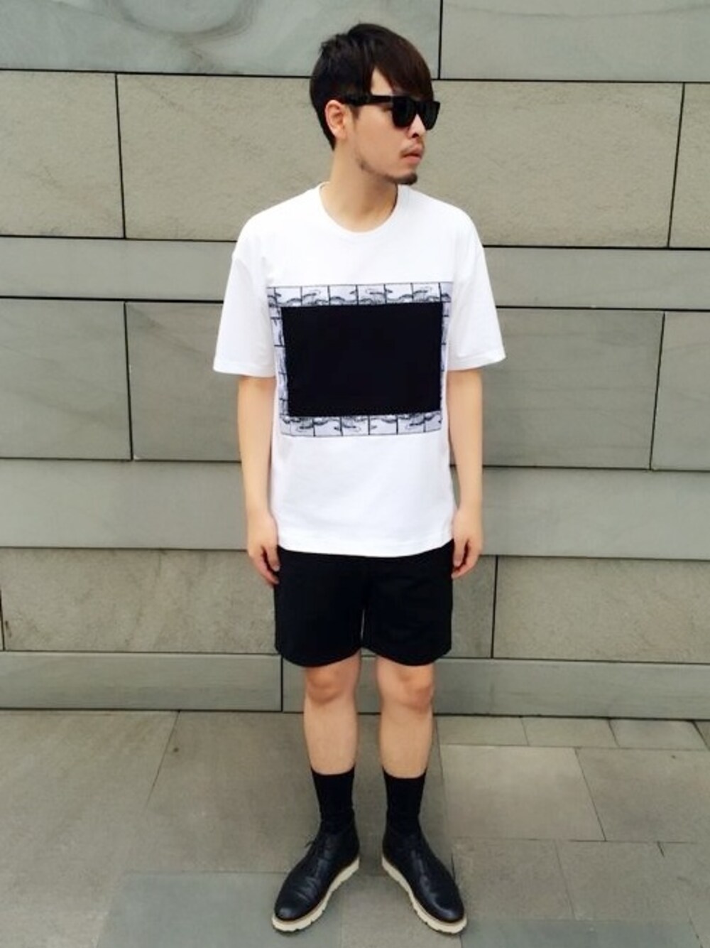 ホワイト系のTシャツ/カットソー、ブラック系のその他パンツ、ブラック系のブーツを着用したメンズの秋コーディネートの1枚目の写真