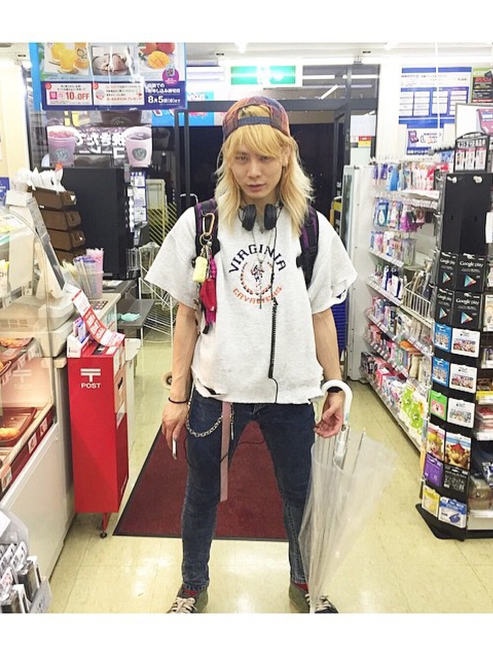 「美容師」｜「VINTAGEのアイテム（Tシャツ/カットソー、グレー系）」を使った、code+LIM 와타로  さん（メンズ・173cm）の夏コーディネートの1枚目の写真