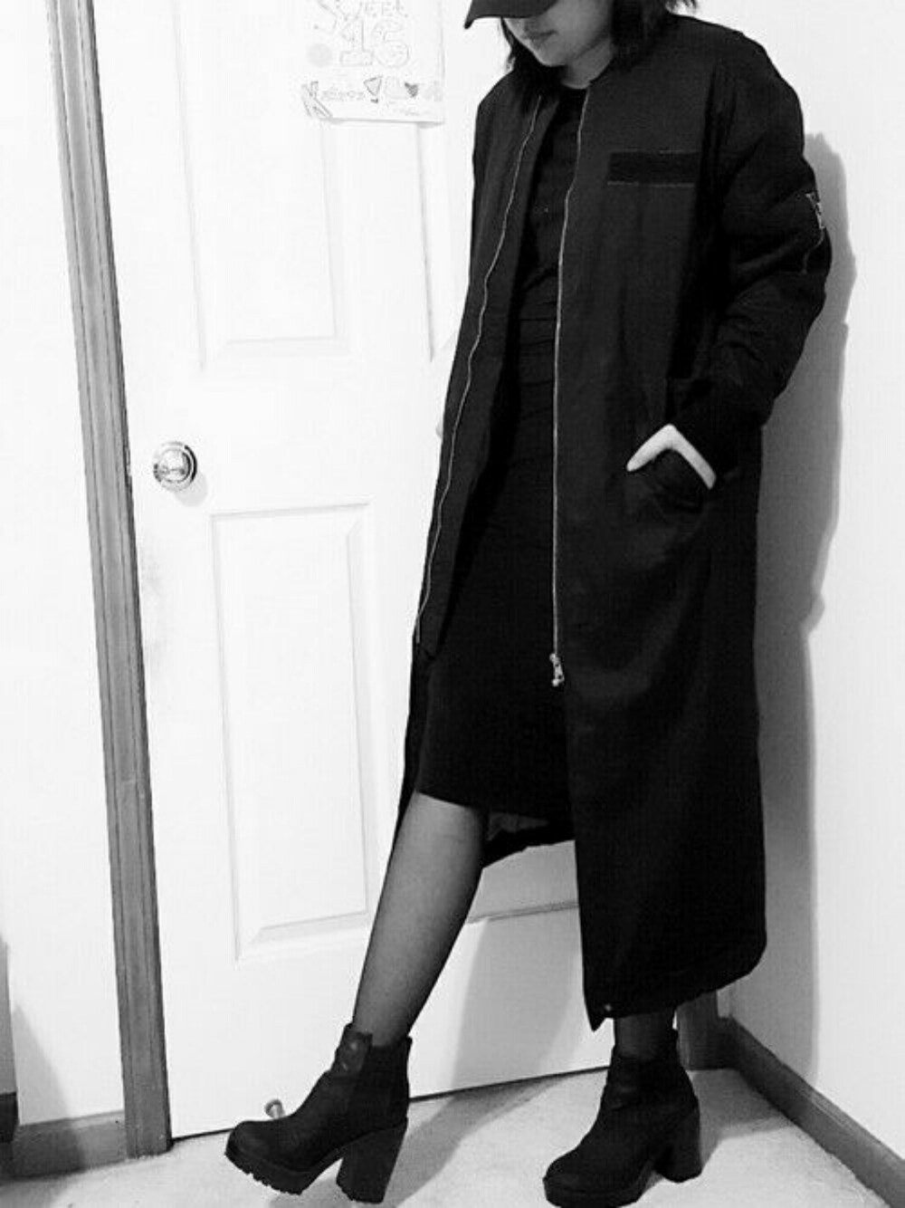 「ootd、outfit、FOREVER 21、fall、ＨＭ、モノトーン、モノトーンコーデ、アキコーデ」｜「FOREVER 21のFOREVER 21 Mock Neck Midi Dress（ワンピース、ブラック系）」を使った、Rinaさん（レディース・160cm）の秋コーディネートの1枚目の写真