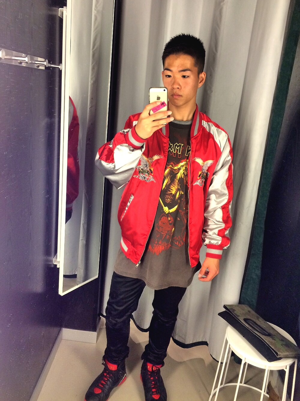 「スカジャン、バンドT、ZARA、AIR JORDAN、airjordan7、URBAN RESEARCH、クラッチバッグ、fashion、shopping」｜「古着のアイテム（ナイロンジャケット、レッド系）」を使った、ユウスケさん（メンズ・166cm）の春コーディネートの1枚目の写真