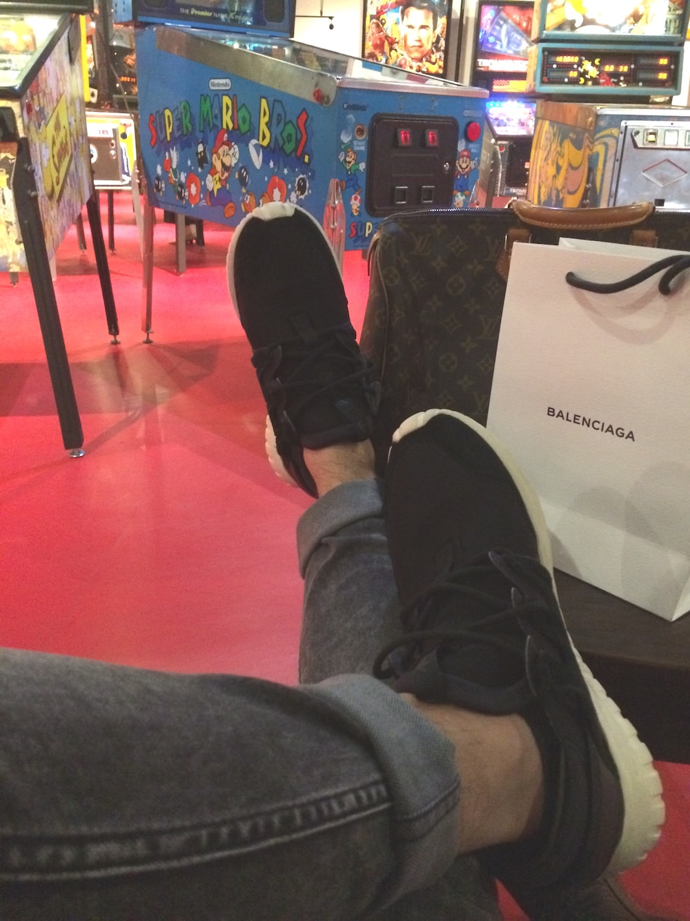 「BALENCIAGA、LouisVuitton、財布、カジュアル、H&M、denim、adidas originals、tubular」｜「BALENCIAGAのアイテム（財布、レッド系）」を使った、ユウスケさん（メンズ・166cm）の春コーディネートの1枚目の写真