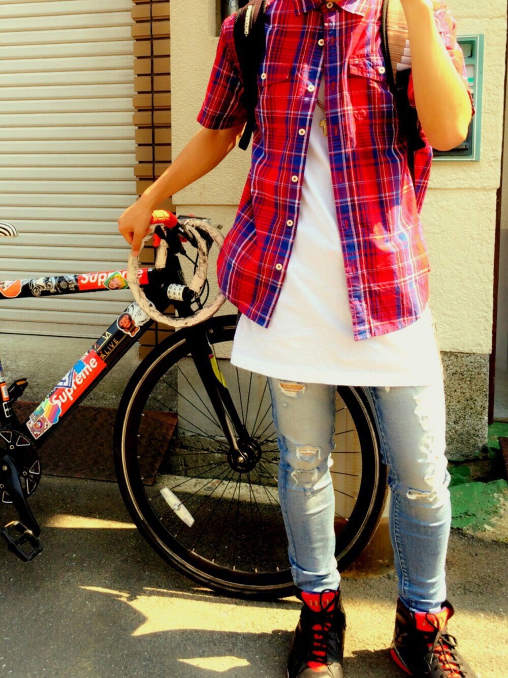 「TOMMY HILFIGER、G-STAR RAW(G-STAR RAW)、American Eagle、AIR JORDAN、BALENCIAGA、448C、クロスバイク、snap、supreme」｜「G-STAR RAWのアイテム（Tシャツ/カットソー、ホワイト系）」を使った、ユウスケさん（メンズ・165cm）の春コーディネートの1枚目の写真