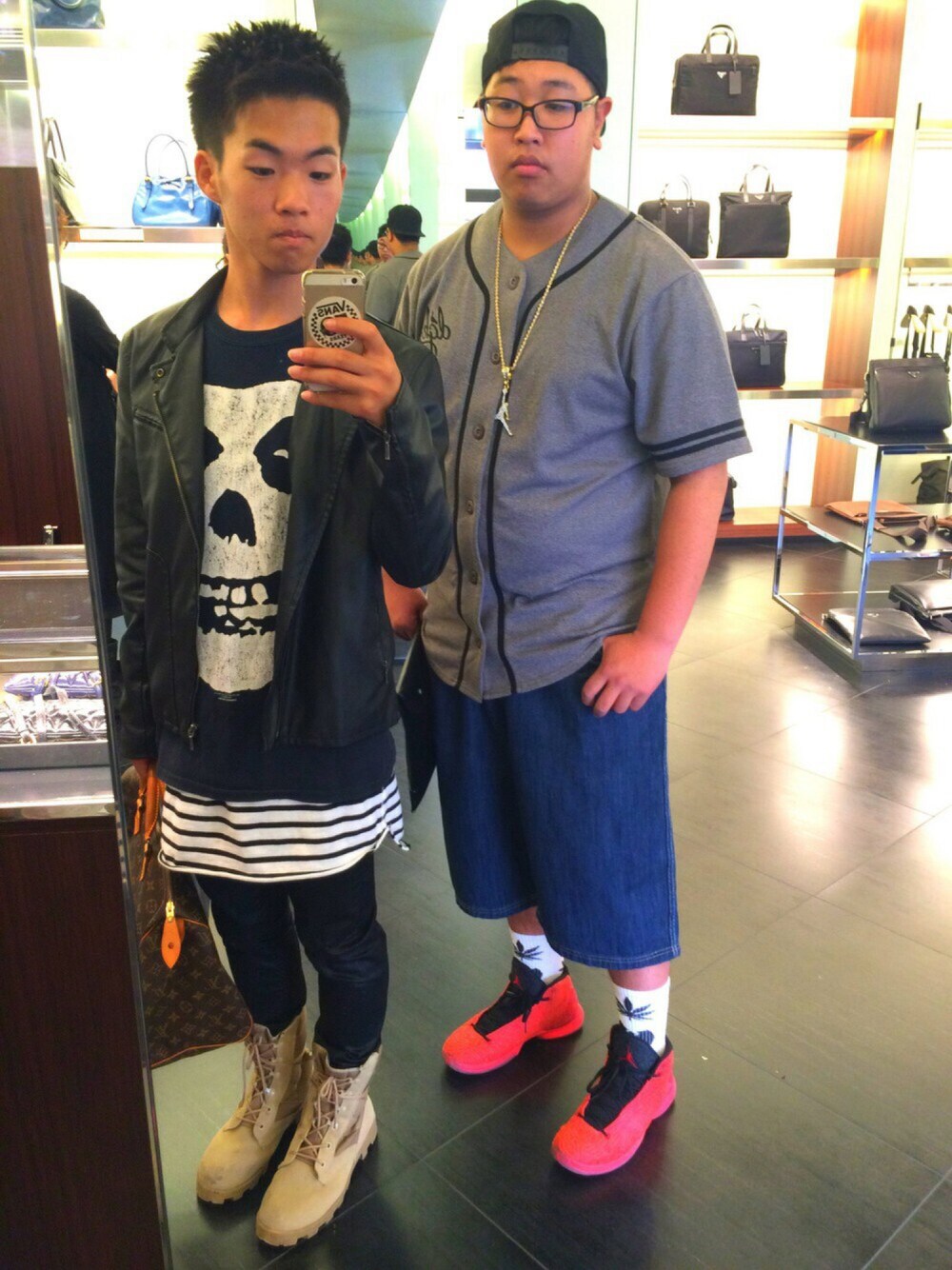 「misfits、H&M、ZARA、ROTHCO、LouisVuitton、DGK、HUF、AIR JORDAN、GIVENCHY、ライダース」｜「misfitsのアイテム（Tシャツ/カットソー、ブラック系）」を使った、ユウスケさん（メンズ・165cm）の春コーディネートの1枚目の写真