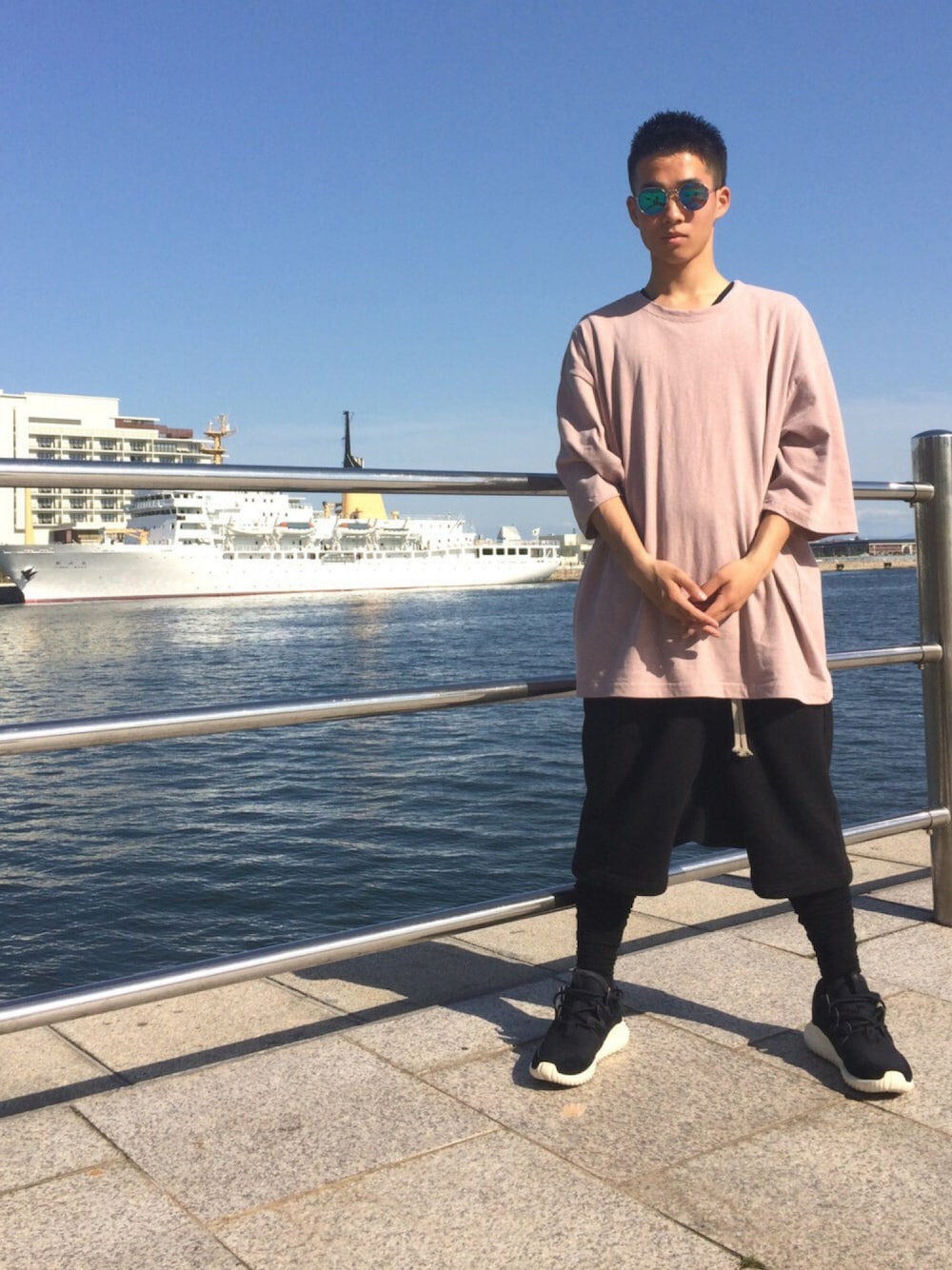 「BigT、shorts、レギンス、レギンス×ショートパンツ、神戸、adidas originals、tubular、サングラス、KanyeWest」｜「adidas Originalsのオリジナルス　チュブラー　ノヴァ[TUBULARNOVA]（スニーカー、ブラック系）」を使った、ユウスケさん（メンズ・165cm）の春コーディネートの1枚目の写真
