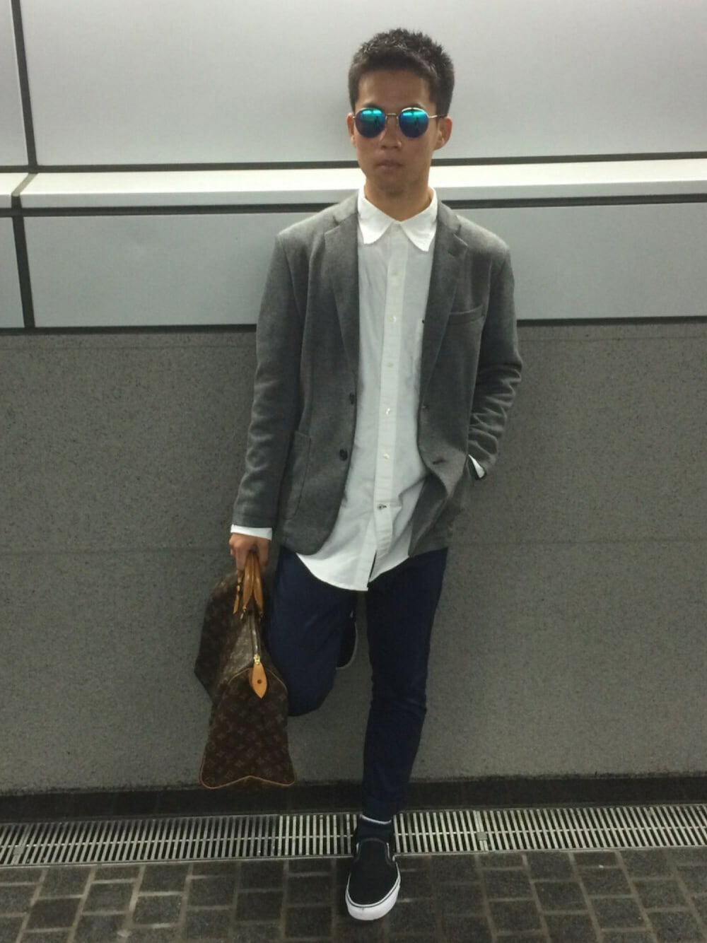 グレー系のテーラードジャケット、ホワイト系のシャツ/ブラウス、ブルー系のスラックスを着用したメンズの春コーディネートの1枚目の写真