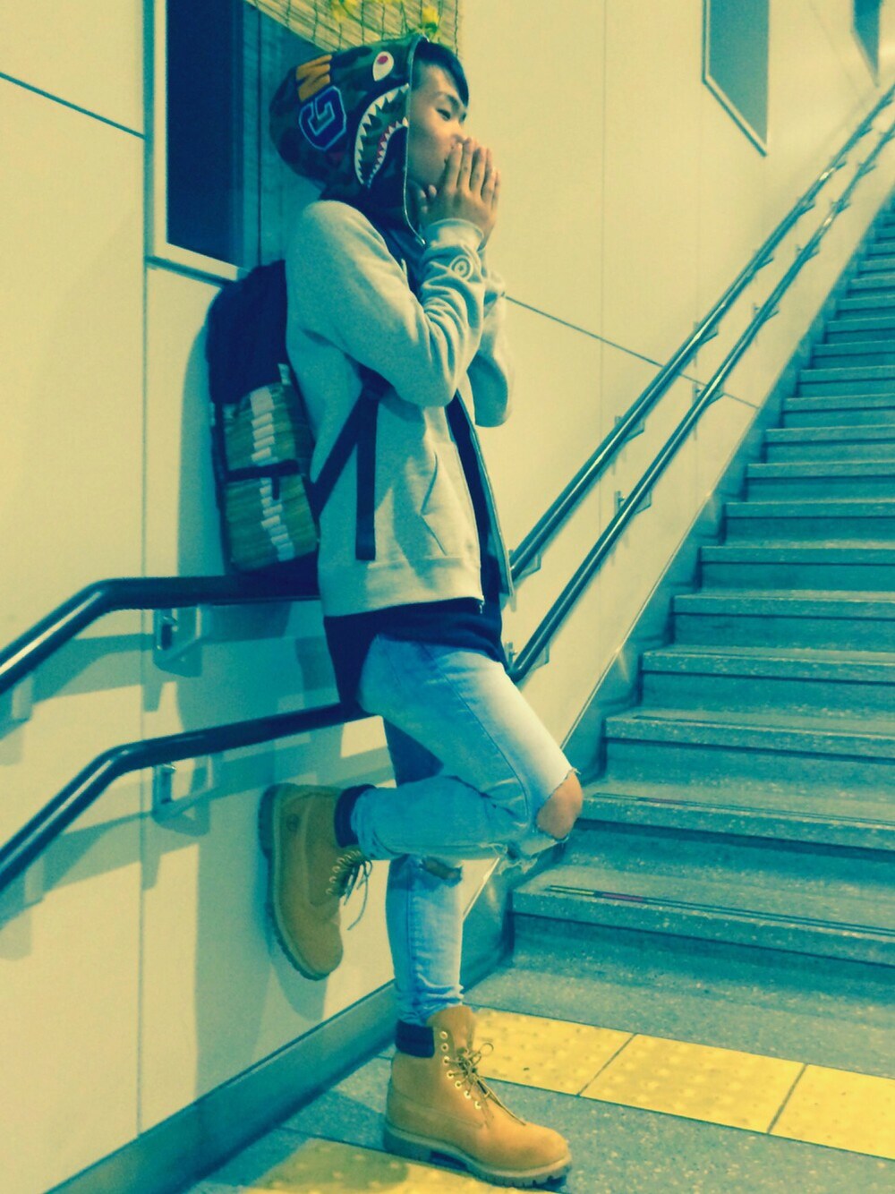 「A BATHING APE、Bape、SHARK、H&M、Timberland、BALENCIAGA、シャークパーカー、パーカー」｜「A BATHING APEのHEATHER GRAY SHARK FULL ZIP HOODIE（パーカー、グレー系）」を使った、ユウスケさん（メンズ・165cm）の夏コーディネートの1枚目の写真