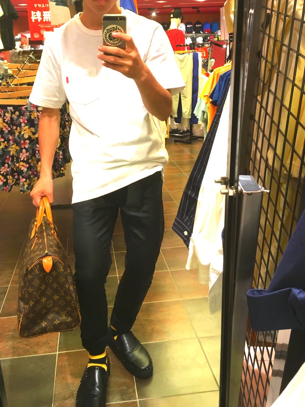 「Christian Louboutin、COMME des GARCONS、ZARA、PRADA、supreme、LouisVuitton、BALENCIAGA、クリスチャンルブタン、無地T、スタッズ」｜「Supreme のアイテム（Tシャツ/カットソー、ホワイト系）」を使った、ユウスケさん（メンズ・165cm）の夏コーディネートの1枚目の写真