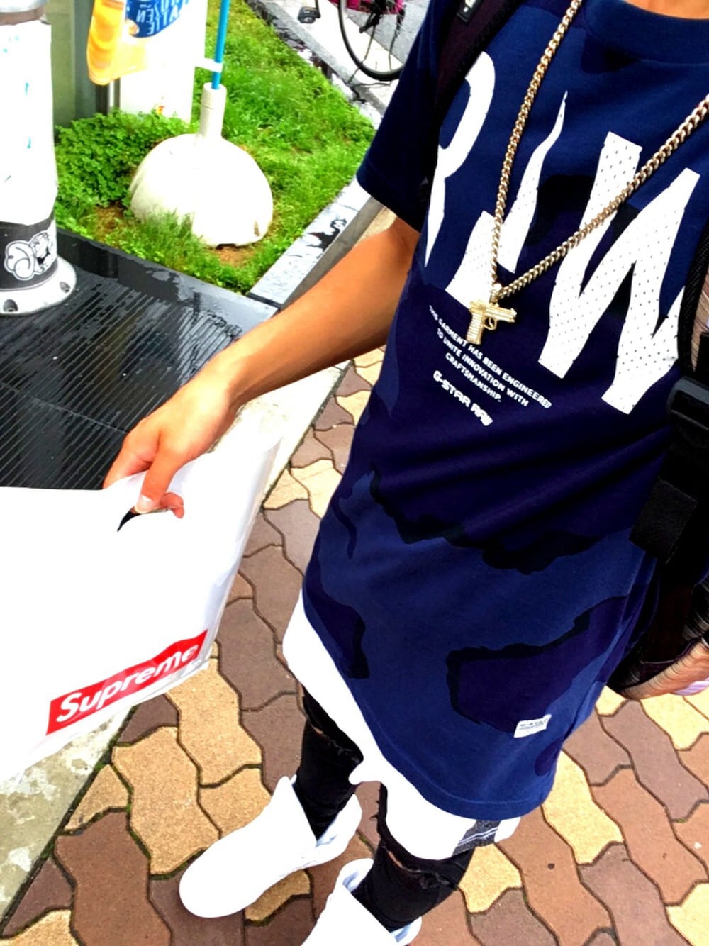 「supreme、ewing、atmos、Bershka、denim、G-STAR RAW(G-STAR RAW)、NEWERA、アメ村」｜「Supreme のアイテム（Tシャツ/カットソー、ホワイト系）」を使った、ユウスケさん（メンズ・165cm）の夏コーディネートの1枚目の写真