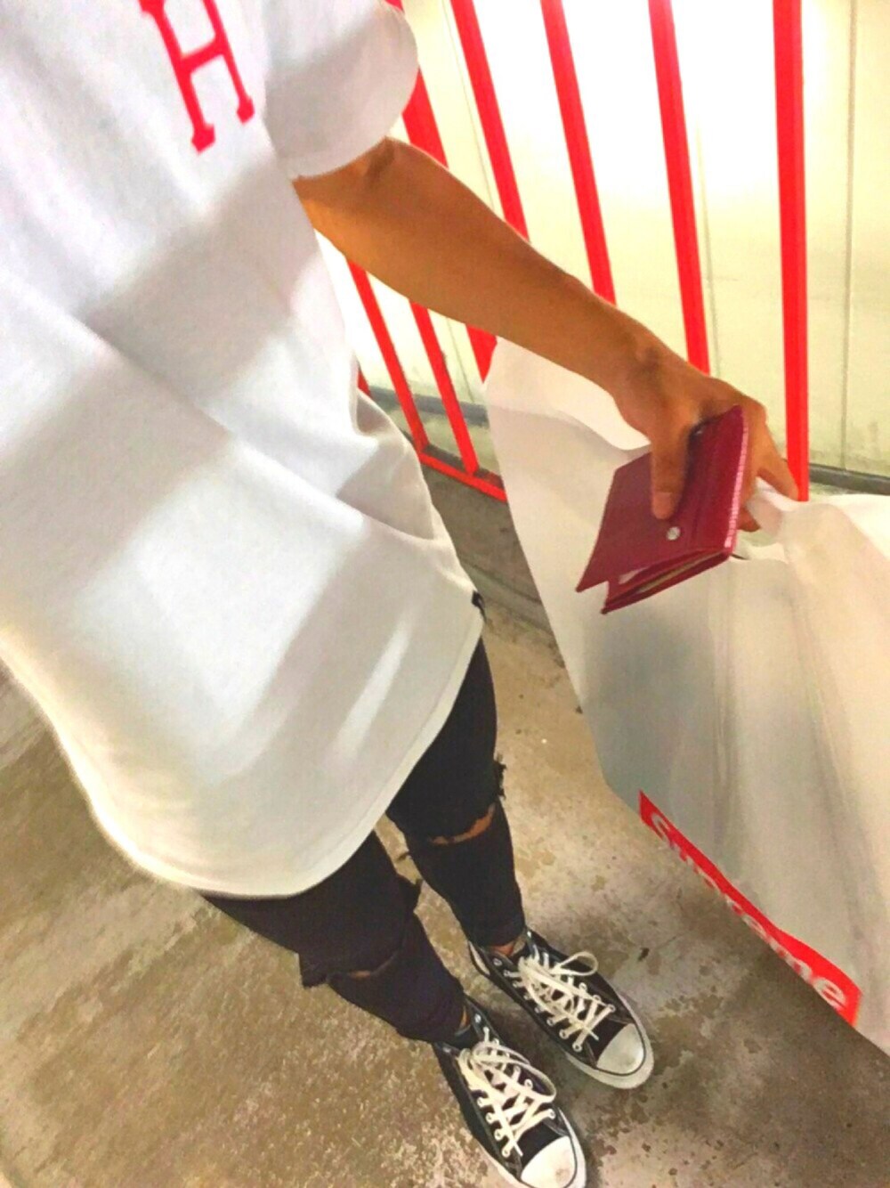 「supreme、タンクトップ、converse、Bershka、ダメージデニムパンツ、HUF、スケートスタイル、ロゴT」｜「Bershkaのアイテム（デニムパンツ、ブラック系）」を使った、ユウスケさん（メンズ・165cm）の夏コーディネートの1枚目の写真