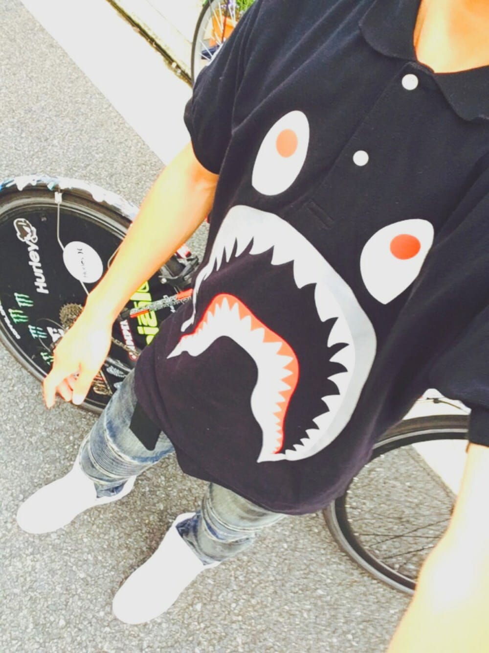 「A BATHING APE、Bape、SHARK、ポロシャツ、バイカーパンツ、バイカーデニム、ewing、atmos、Vivienne Westwood、PRADA」｜「A BATHING APEのSHARK POLO（ポロシャツ、ブラック系）」を使った、ユウスケさん（メンズ・165cm）の夏コーディネートの1枚目の写真