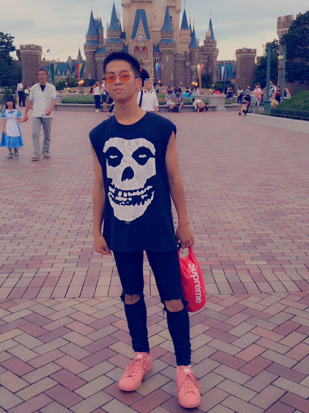 「misfits、supreme、Bershka、adidas originals、RAF SIMONS、stansmith、adidas、BALENCIAGA」｜「misfitsのアイテム（Tシャツ/カットソー、ブラック系）」を使った、ユウスケさん（メンズ・165cm）の夏コーディネートの1枚目の写真