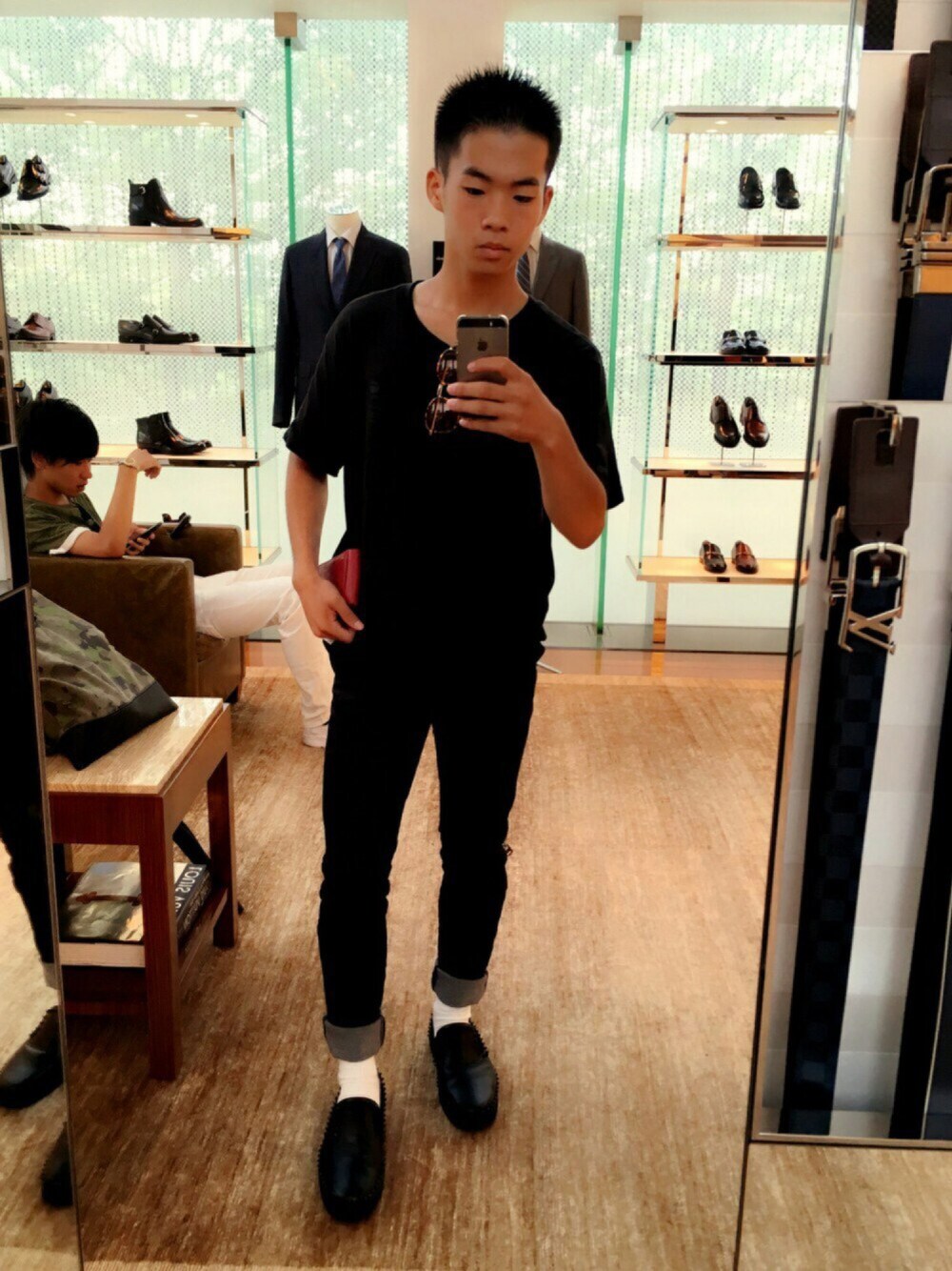 「BALENCIAGA、Christian Louboutin、NIKE、G-STAR RAW(G-STAR RAW)、URBAN RESEARCH、クラッチバッグ、クリスチャンルブタン、ロングTシャツ、LouisVuitton」｜「Hawk CompanyのU-Hawk Company-クラッチバッグ-UZ4006（クラッチバッグ、グリーン系）」を使った、ユウスケさん（メンズ・165cm）の夏コーディネートの1枚目の写真