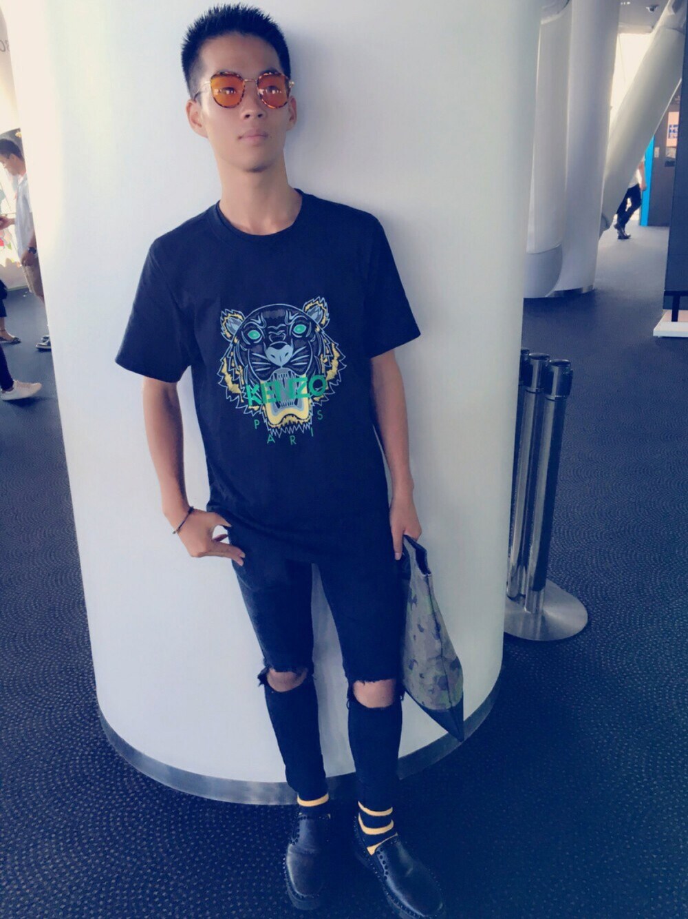 「BALENCIAGA、KENZO、URBAN RESEARCH、Bershka、LouisVuitton、Christian Louboutin、comme ca ism」｜「KENZOのTiger Tee（Tシャツ/カットソー、ブラック系）」を使った、ユウスケさん（メンズ・165cm）の夏コーディネートの1枚目の写真
