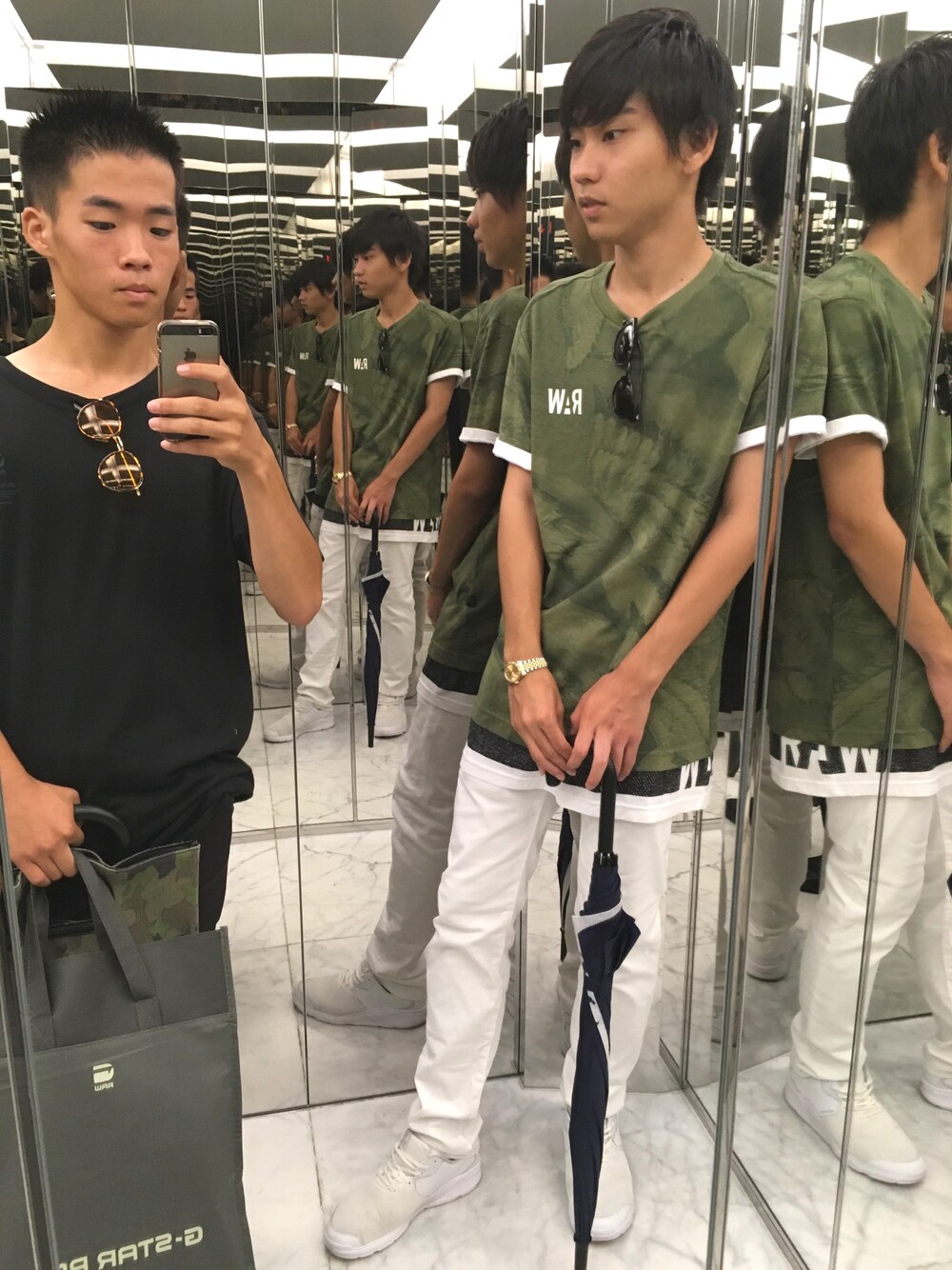 「G-STAR RAW(G-STAR RAW)、URBAN RESEARCH、BALENCIAGA、Christian Louboutin、SUPRA、クリスチャンルブタン、サングラス、クラッチバッグ、ショッピング」｜「G-STAR RAWのアイテム（Tシャツ/カットソー、ブラック系）」を使った、ユウスケさん（メンズ・165cm）の夏コーディネートの1枚目の写真