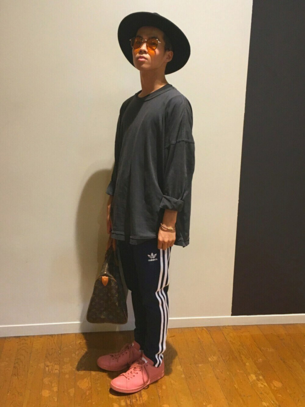 「RICK OWENS、WEGO、Saint Laurent、LouisVuitton、adidas originals、RAF SIMONS、ビッグT、秋のコーデ、ジャージ、BALENCIAGA」｜「LOUIS VUITTONのアイテム（ボストンバッグ、ブラウン系）」を使った、ユウスケさん（メンズ・165cm）の秋コーディネートの1枚目の写真