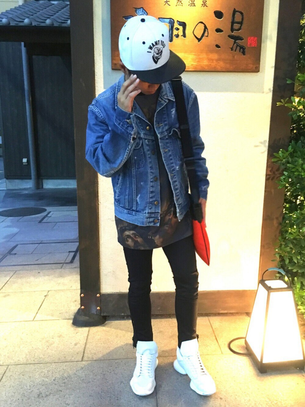 「ジージャン、デニムジャケット、BLACK SCALE、COACH、LEE、Saint Laurent、G-STAR RAW(G-STAR RAW)、RICK OWENS、BALENCIAGA、秋のコーデ」｜「NEW ERAのアイテム（キャップ、ホワイト系）」を使った、ユウスケさん（メンズ・165cm）の秋コーディネートの1枚目の写真
