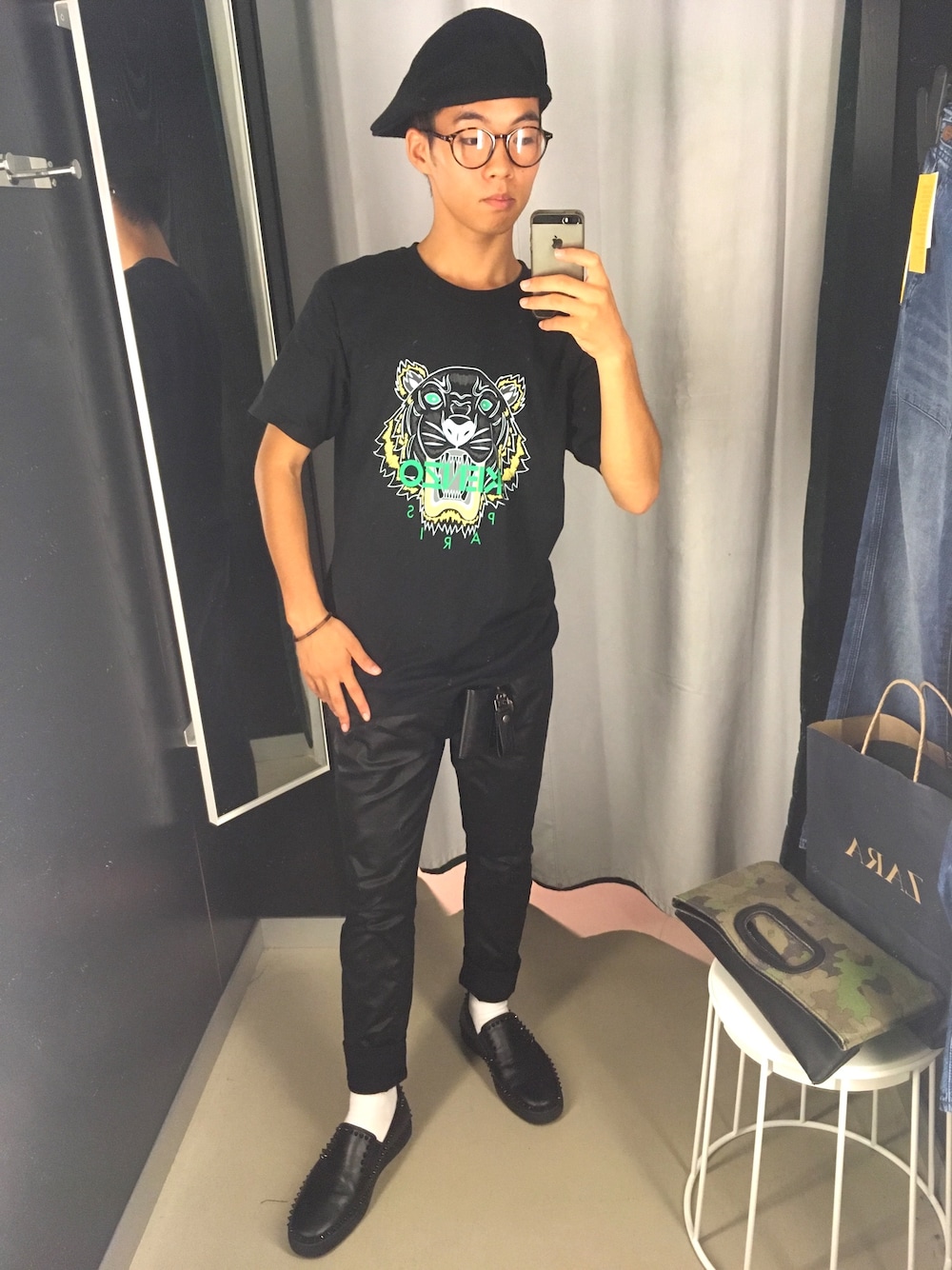「ZARA、KENZO、Saint Laurent、LouisVuitton、URBAN RESEARCH、NIKE、Christian Louboutin、burberry、ハンチング、伊達メガネ」｜「ZARAのアイテム（ハンチング/ベレー帽、ブラック系）」を使った、ユウスケさん（メンズ・165cm）の秋コーディネートの1枚目の写真