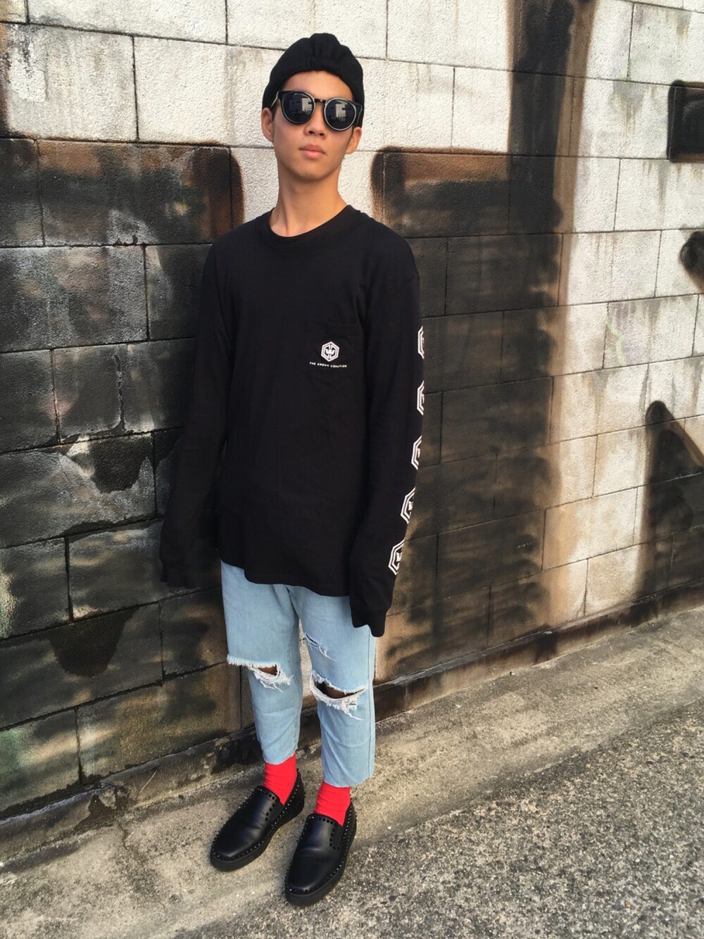 「SUPRA、ZARA、ベレー帽、Saint Laurent、LouisVuitton、UNIQLO、Christian Louboutin、Vivienne Westwood」｜「SUPRAのアイテム（Tシャツ/カットソー、ブラック系）」を使った、ユウスケさん（メンズ・165cm）の秋コーディネートの1枚目の写真