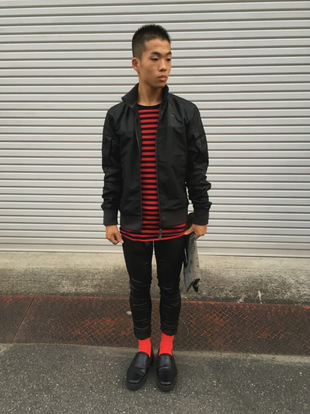 「G-STAR RAW(G-STAR RAW)、HEDDIE LOVU、PRADA、URBAN RESEARCH、UNIQLO、Christian Louboutin、ブラック、レッド」｜「G-STAR RAWのアイテム（ナイロンジャケット、ブラック系）」を使った、ユウスケさん（メンズ・165cm）の秋コーディネートの1枚目の写真