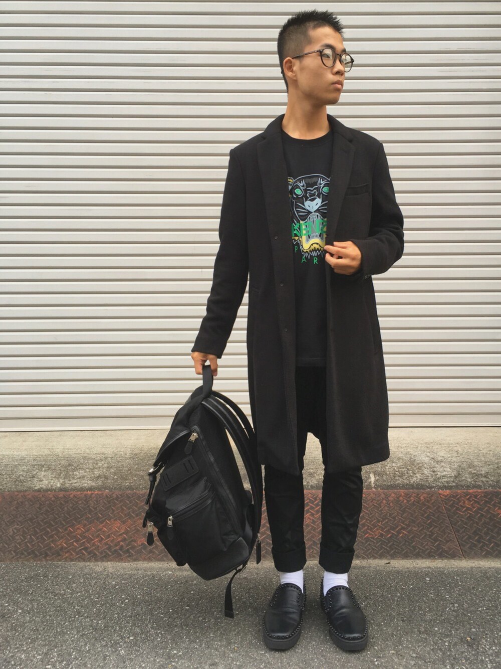 「ロングコート、GU、KENZO、COACH、LouisVuitton、ZARA、Christian Louboutin、白ソックス、伊達メガネ」｜「KENZOのTiger Tee（Tシャツ/カットソー、ブラック系）」を使った、ユウスケさん（メンズ・165cm）の秋コーディネートの1枚目の写真