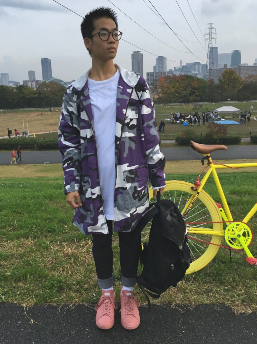 「ZARA、めがね、G-STAR RAW(G-STAR RAW)、ロング丈、白ソックス、RAF SIMONS、adidas by RAF SIMONS、stan smith、BALENCIAGA、LouisVuitton」｜「Supreme のアイテム（ミリタリージャケット、パープル系）」を使った、ユウスケさん（メンズ・165cm）の秋コーディネートの1枚目の写真