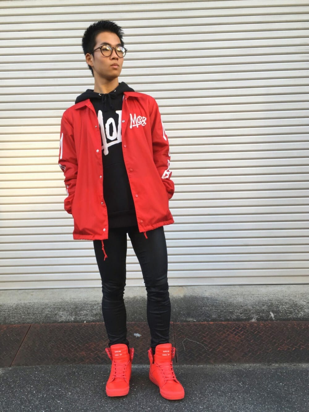 「MOBB、コーチジャケット、ナイロンジャケット、G-STAR RAW(G-STAR RAW)、ナップサック、SUPRA、レッド、LouisVuitton、BALENCIAGA」｜「SUPRAのアイテム（スニーカー、レッド系）」を使った、ユウスケさん（メンズ・165cm）の冬コーディネートの1枚目の写真