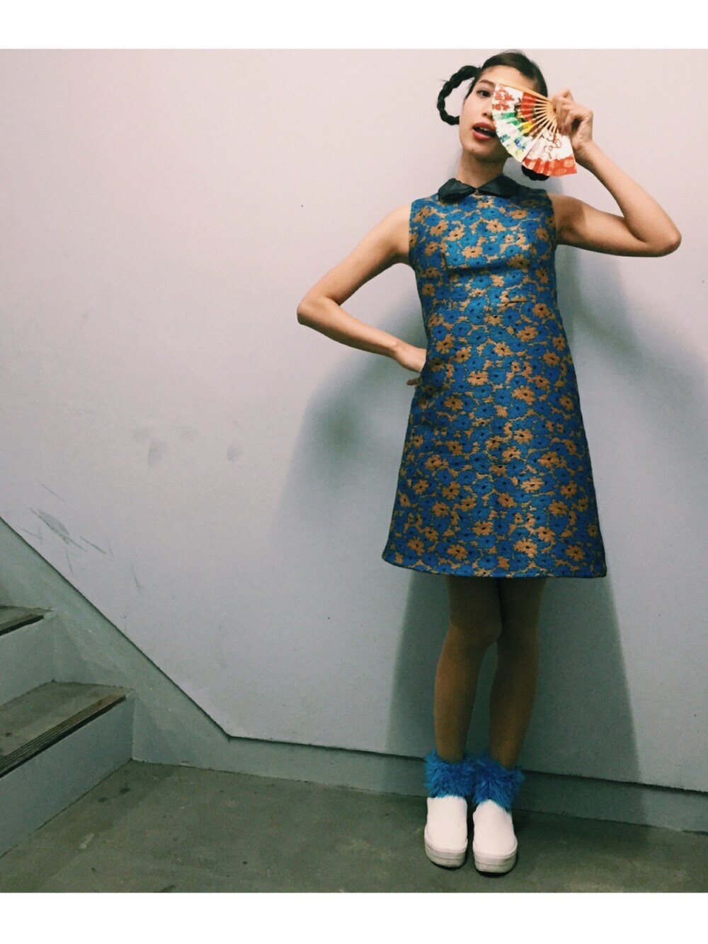 「handmade、手作り、TOGA、丸襟、ANREALAGE、ファー靴下、クッキーモンスター、くつした×スニーカー、みつあみ」｜「Handmadeのアイテム（ワンピース、ブルー系）」を使った、まいきゃみそさん（レディース・172cm）の冬コーディネートの1枚目の写真