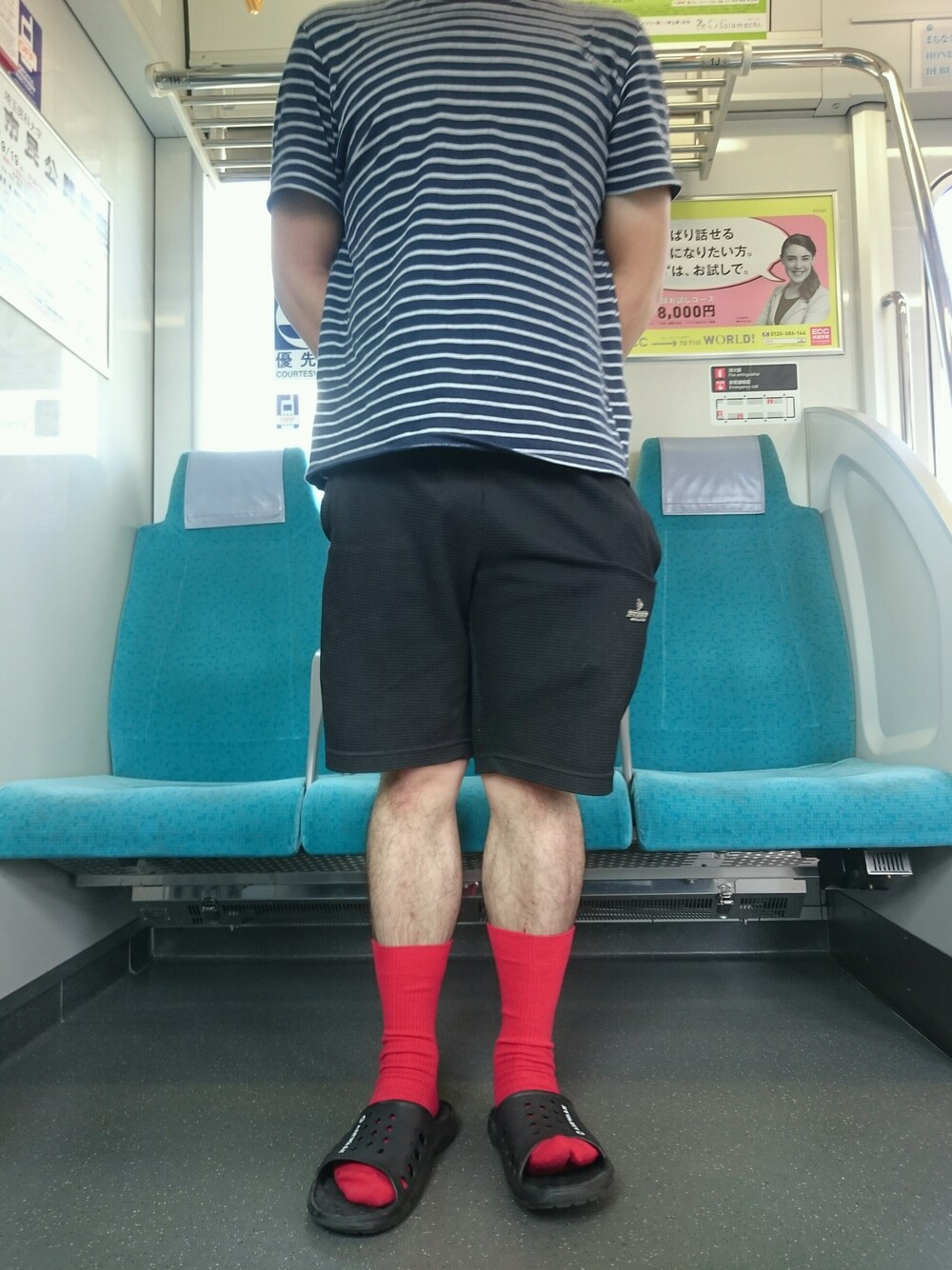 「靴下×サンダル、ハーフパンツ、赤い靴下、チラ見せ部、赤ソックス、赤靴下、靴下チラ見せ、埼玉県、シマのTシャツ、あしもと倶楽部」｜「AEONのアイテム（トップス、ブルー系）」を使った、オダッチさん（メンズ・168cm）の夏コーディネートの1枚目の写真