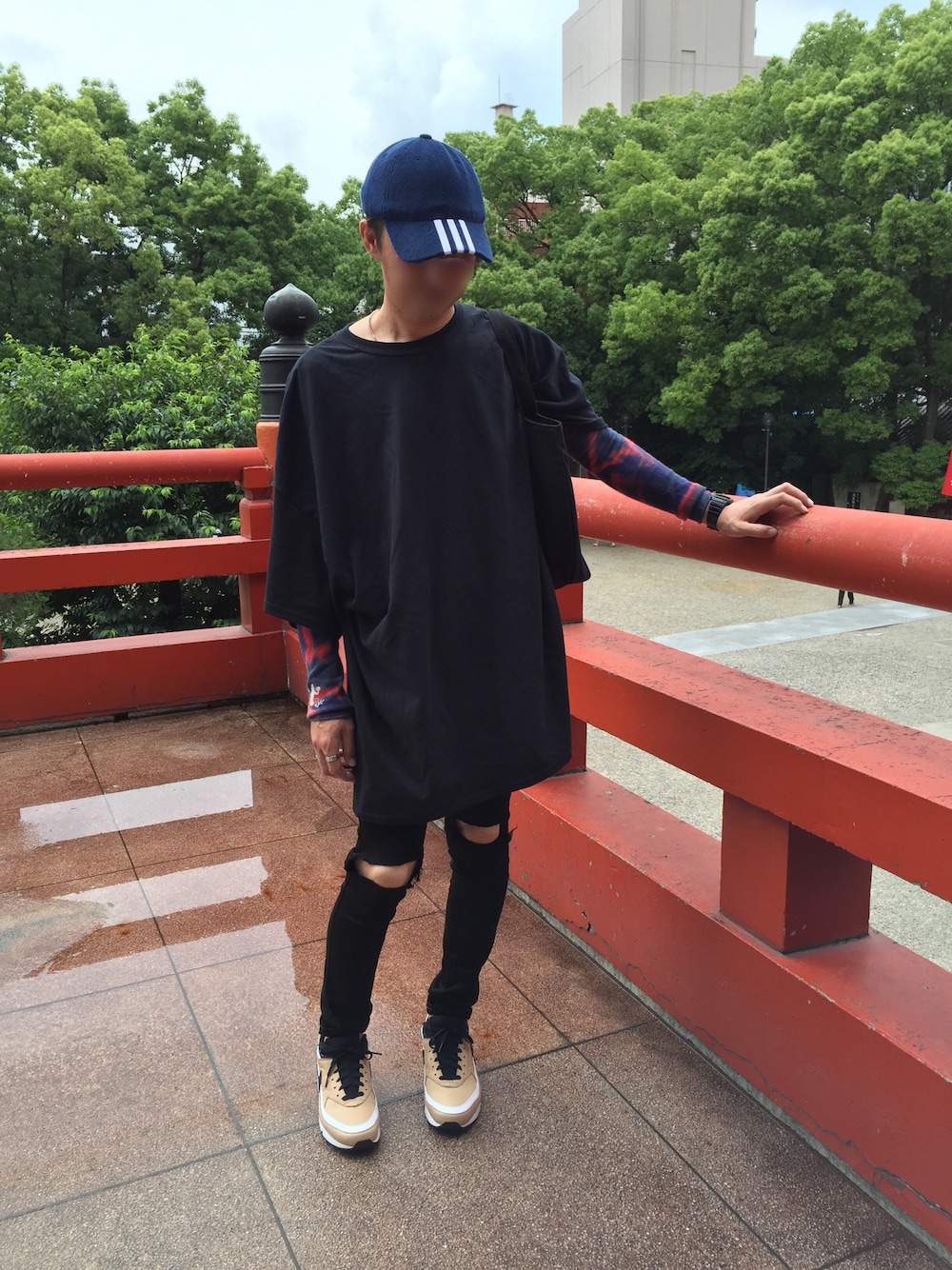 「スニーカー、adidas、adidas originals by palace、palace、Gildan、UNIQLO、NIKE、クラッシュデニム、黒スキニー、オーバーサイズ」｜「PALACEの5 Panel Cap（キャップ、ブルー系）」を使った、TTY®︎さん（メンズ・174cm）の夏コーディネートの1枚目の写真
