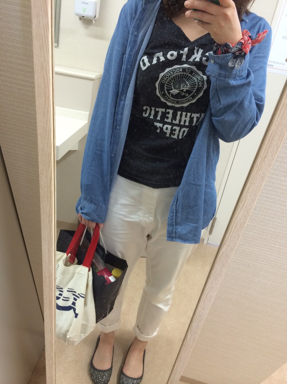 「白パンツ、ピクニック、ペタンコ靴」｜「BEAUTY&YOUTH UNITED ARROWSの【ナチュラル/ホワイトのみ予約】by ※チノ9分丈パンツ 　∵§（チノパンツ、ホワイト系）」を使った、うっちゃんさん（レディース・161cm）の春コーディネートの1枚目の写真