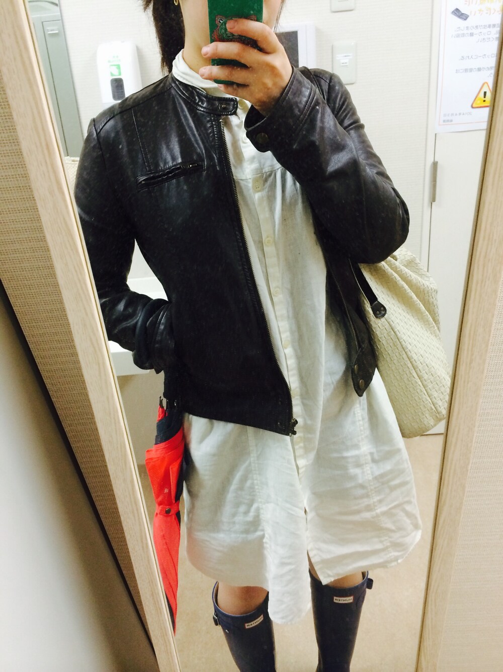 「レインブーツ、ライダース」｜「HUNTERのHUNTER ORIGINAL TOUR（レインシューズ、ブルー系）」を使った、うっちゃんさん（レディース・161cm）の春コーディネートの1枚目の写真