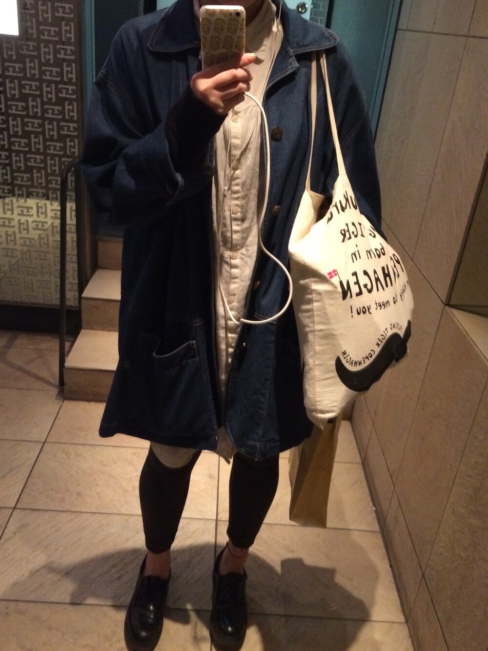 「デニム、オーバーコート、白シャツワンピ、ローファー、レギンス」｜「Bershkaのアイテム（その他シューズ、ブラック系）」を使った、うっちゃんさん（レディース・161cm）の冬コーディネートの1枚目の写真