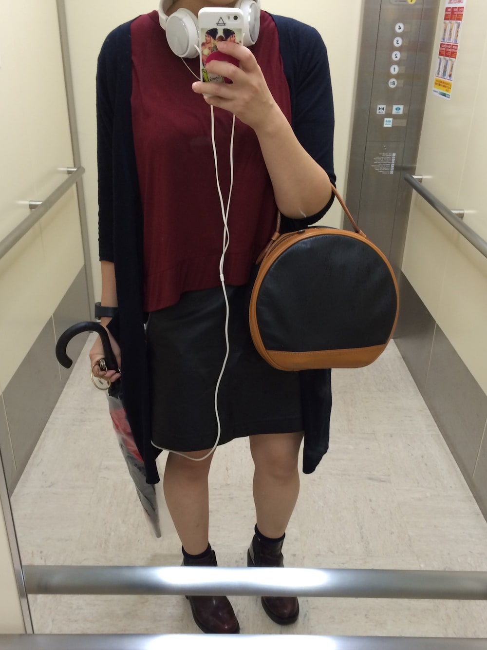 「雨の日コーデ、ロングカーディガン、レザースカート、ZARA」｜「UNIQLOのLeather skirt（スカート、ブラック系）」を使った、うっちゃんさん（レディース・161cm）の秋コーディネートの1枚目の写真
