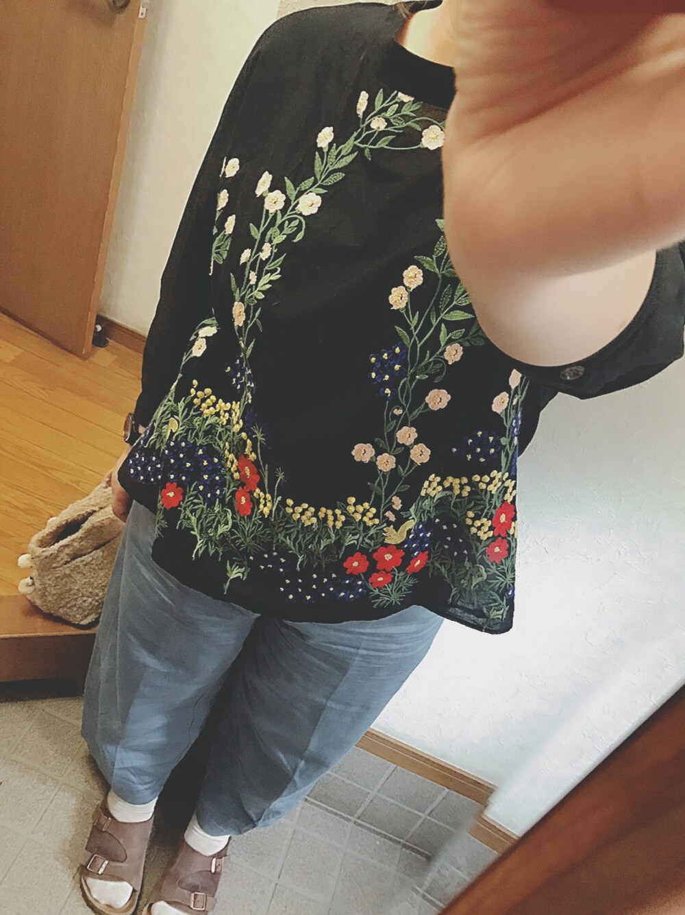 「秋コーデ、でぶ、ぽっちゃり、ぽっちゃりコーデ、刺繍ブラウス、チューリッヒ、ビルケンシュトック、レトロ、ワイドパンツ」｜「SUPER HAKKAの秘密の花園アーチ刺しゅうブラウス（シャツ/ブラウス、ブラック系）」を使った、TeM*さん（レディース・169cm）の秋コーディネートの1枚目の写真