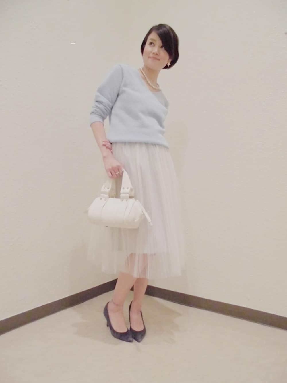 「アンゴラニット、チュールスカート、プリーツスカート、ポインテッドトゥ、ライトブルー、ポインテッドパンプス、青ニット」｜「BABYLONEのFR7GGVネックテンジクプルオーバー（ニット/セーター、ブルー系）」を使った、BABYLONE　横浜店さん（レディース・160cm）の冬コーディネートの1枚目の写真