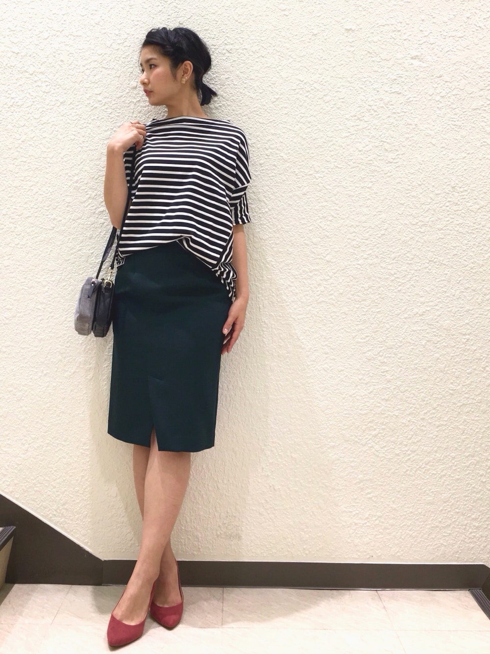 「カジュアルコーデ、シンプル、大人カジュアル、秋のコーデ、ボーダー、タイトスカート、パンプス、パンプス 赤、outfit」｜「BABYLONEのドルマンスリーブ プルオーバー（Tシャツ/カットソー、ブラック系）」を使った、BABYLONE　横浜店さん（レディース・160cm）の夏コーディネートの1枚目の写真