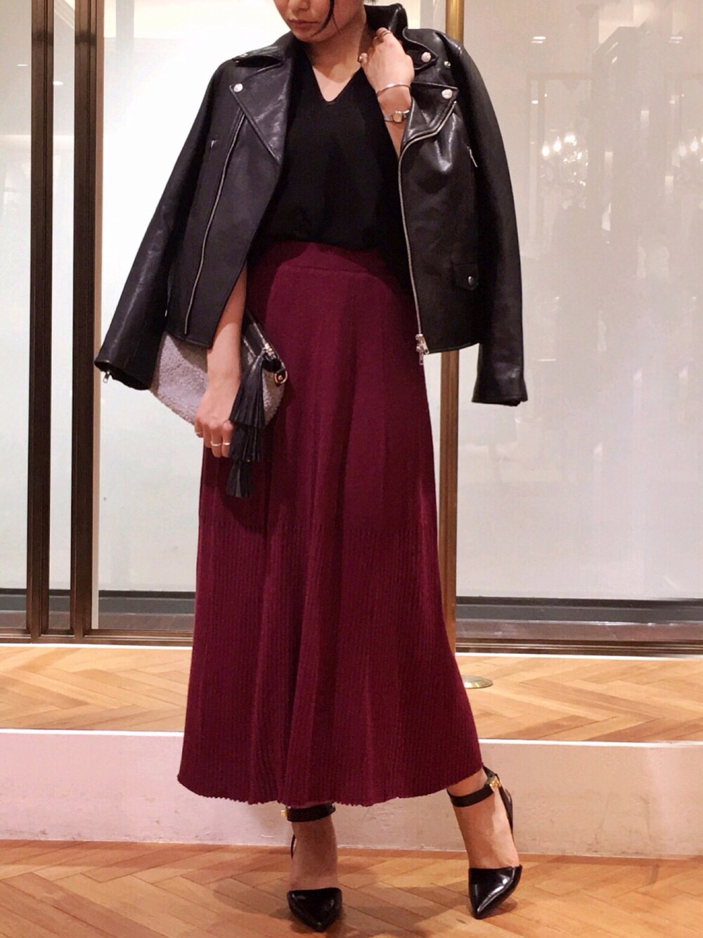 「カジュアルコーデ、大人コーデ、ootd、シンプル、casual、ワインレッド、バーガンディー、ニットスカート、ライダース、ストラップパンプス」｜「BABYLONEの【CLASSY10月号掲載】ゴートレザー ライダースジャケット（ライダースジャケット、ブラック系）」を使った、BABYLONE　横浜店さん（レディース・160cm）の秋コーディネートの1枚目の写真